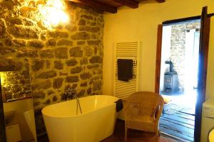 Ein Badezimmer in der Unterkunft Gîte Valousset pour 2-4 personnes dans les montagnes de l'Ardèche