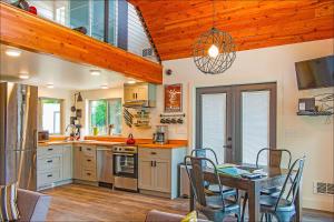 A kitchen or kitchenette at Lake Level Cottages