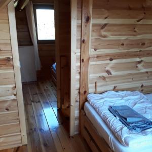 Llit o llits en una habitació de DorJan - Domki Letniskowe