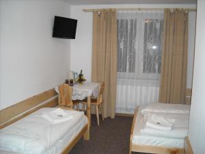 Łóżko lub łóżka w pokoju w obiekcie Ośrodek Wczasowy Groń Placówka