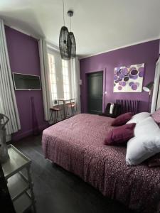 阿赫蒙蒂耶的住宿－KRISKO，一间卧室设有紫色的墙壁和一张带枕头的床
