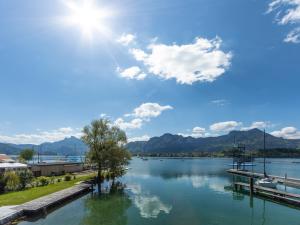 - une vue sur un lac avec des montagnes en arrière-plan dans l'établissement Seepension Hemetsberger, à Mondsee