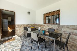 A seating area at La Casa Luz Alltarifa