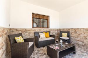 A seating area at La Casa Luz Alltarifa
