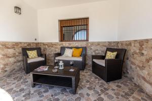 A seating area at La Casa Luz Alltarifa