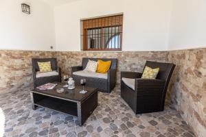 A seating area at La Casa Luz Alltarifa