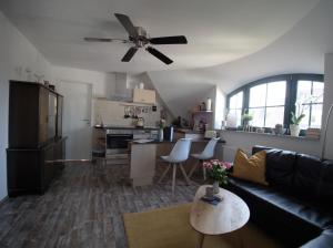 a living room with a couch and a kitchen at de lütte Kabuff in Born