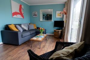 een woonkamer met een bank en een tafel bij Ocean Cottage in Uny Lelant