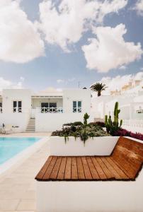 una vista di una villa con piscina di The Little White House, Suite Flower Beach 9 a Playa Honda