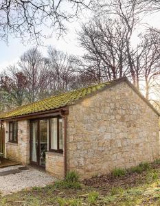 une petite maison en briques avec un mur en pierre dans l'établissement Ocean Cottage, à Uny Lelant