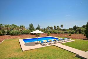 Piscina de la sau aproape de Villa Embat by Sealand Villas