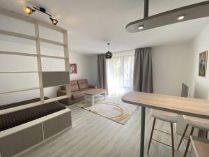 salon ze stołem i kanapą w obiekcie Seven days Smíchov w Pradze