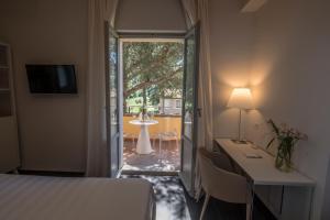 TV a/nebo společenská místnost v ubytování Isola Polvese Resort