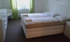 Postel nebo postele na pokoji v ubytování Hotel & Restaurant Adolfovský Dvůr