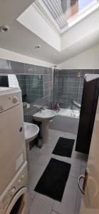 La salle de bains est pourvue d'un lavabo, de toilettes et d'une baignoire. dans l'établissement Stella maris, à Neuville-lès-Dieppe