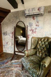 a living room with a mirror and a couch and a mirror at Boutique Hotel The Craftsmen in Amsterdam