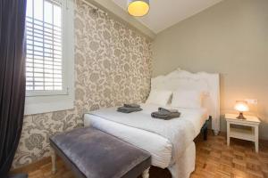 a bedroom with a bed with two towels on it at Lovely apartment with a terrace in Barcelona