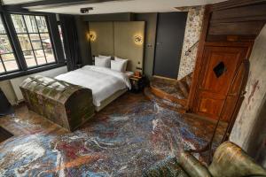 una camera con un letto in una stanza con un pavimento ricoperto di detriti di Boutique Hotel The Craftsmen ad Amsterdam