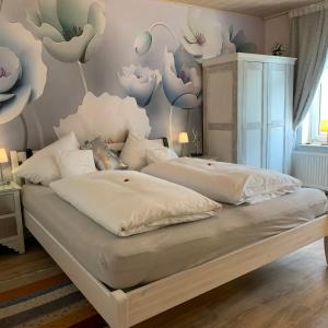 ein Schlafzimmer mit 2 Betten und ein Wandbild von Walen in der Unterkunft Gästehaus Kleiner Muck in Glückstadt