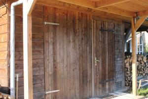 a wooden door on the side of a house at Gastenverblijf Peppelmate in Doetinchem