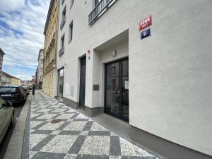 budynek na chodniku obok ulicy w obiekcie Seven days Smíchov w Pradze