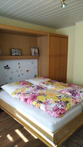a bedroom with a bed with a floral comforter at Haus Tertius - Strand- und hafennahe ruhige Ferienwohnung in Büsum