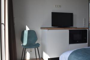 TV a/nebo společenská místnost v ubytování STRAND 21 hotelchalets