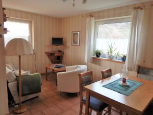 ein Wohnzimmer mit einem Tisch und einem Esszimmer in der Unterkunft Schwedenhaus Raich in Kleines Wiesental
