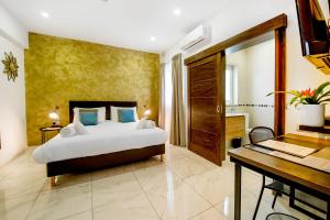 Tempat tidur dalam kamar di South Wind Guesthouse