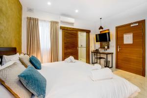 South Wind Guesthouse房間的床