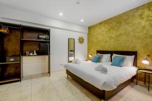 South Wind Guesthouse房間的床