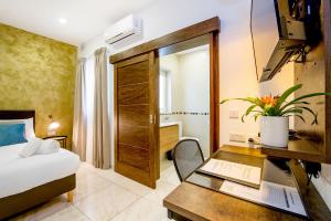 South Wind Guesthouse房間的床