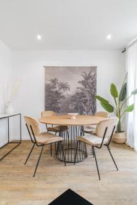 jadalnia ze stołem i krzesłami w obiekcie Casa Boma Lisboa - Design and Sunny Apartment - Lapa I w Lizbonie