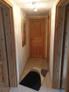 een hal met een deur en een tapijt op de vloer bij FERIENWOHNUNG AM SEE in Seehof +18 foto's