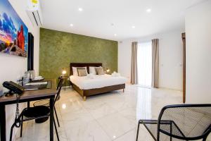 South Wind Guesthouse房間的床