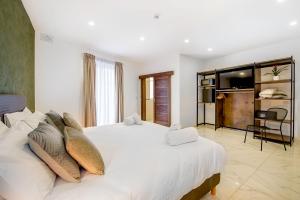 South Wind Guesthouse房間的床