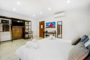 South Wind Guesthouse房間的床