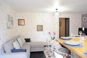 sala de estar con sofá y mesa en Le Flav - Charmant appartement à 10 mn de Dijon, en Flavignerot