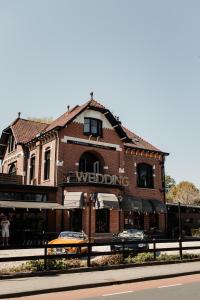 a building on the side of a street at Parkhotel Hugo de Vries in Lunteren