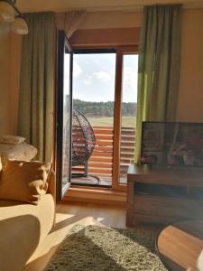 een kamer met een bed en een raam met een balkon bij Zlatibor lux Kalman in Zlatibor