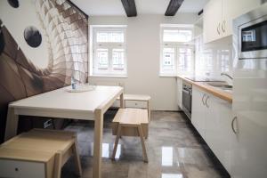 a small kitchen with a table and a bench at Design-Ferienwohnungen Stadtidyll in Wernigerode