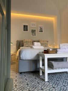een slaapkamer met een groot bed en een tafel bij Carlo Alberto Room in Fasano