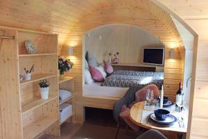 una habitación con una cama y una mesa en una cabaña en Igluhut Tiny House Bayerischer Wald, en Zachenberg