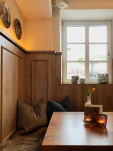 een eetkamer met een houten tafel en een raam bij Gasthof Alter Markt in Losheim