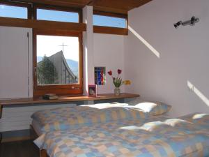 um quarto com 2 camas e uma janela em Hôtel Centre Saint-François em Delémont