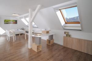 een woonkamer met een tafel en een raam bij Design-Ferienwohnungen Stadtidyll in Wernigerode