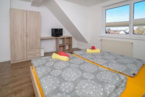 Een bed of bedden in een kamer bij Design-Ferienwohnungen Stadtidyll