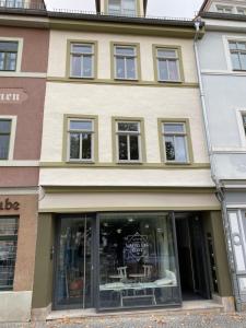 una tienda frente a un edificio con ventanas en Katrin en Weimar