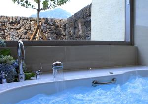 Bazén v ubytování Comma&Spa Resort nebo v jeho okolí