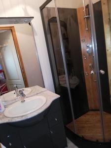 Ein Badezimmer in der Unterkunft Chambres d'hotes La Maison Bleue